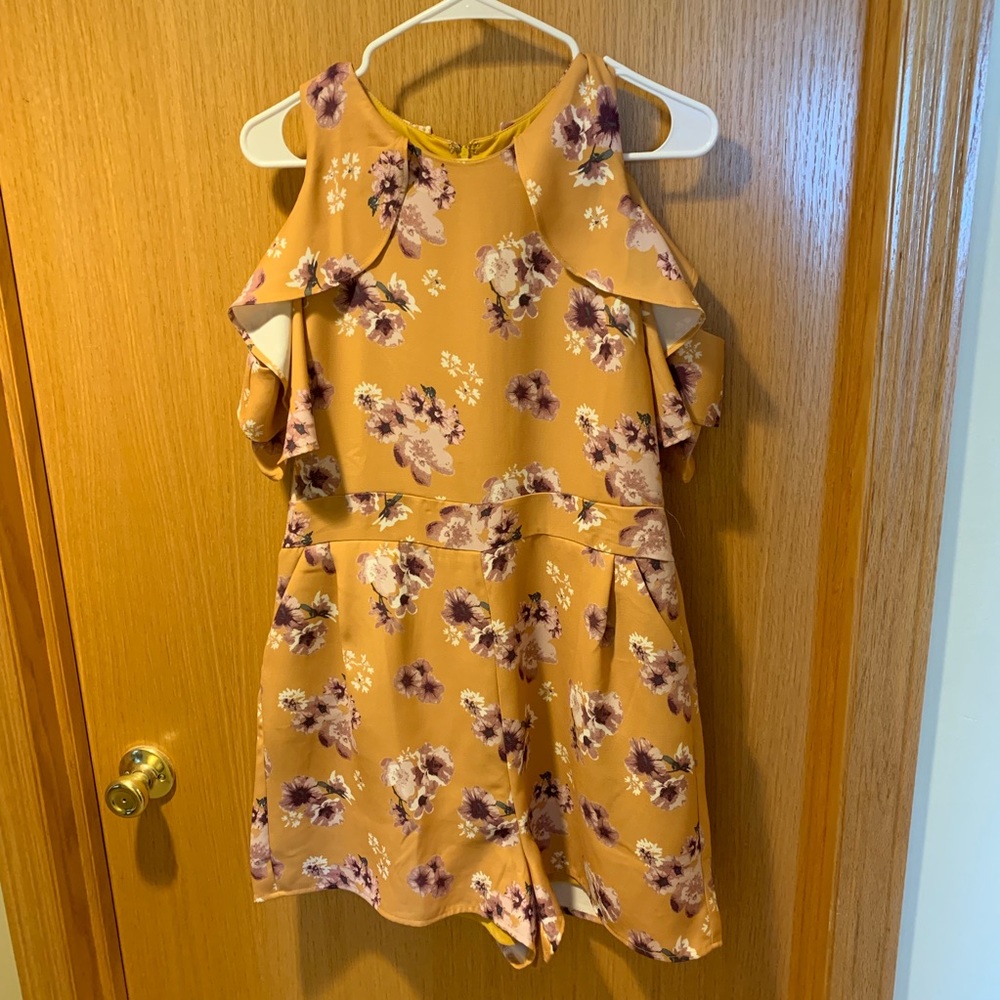 🌸NEW W/ TAGS🌸Floral Cold-Shoulder Romper